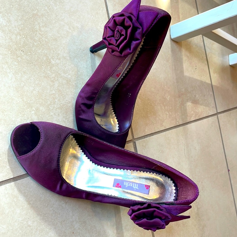 Beautiful satin heels from Indian brand Mochi. Size 8. It’s a custom brand